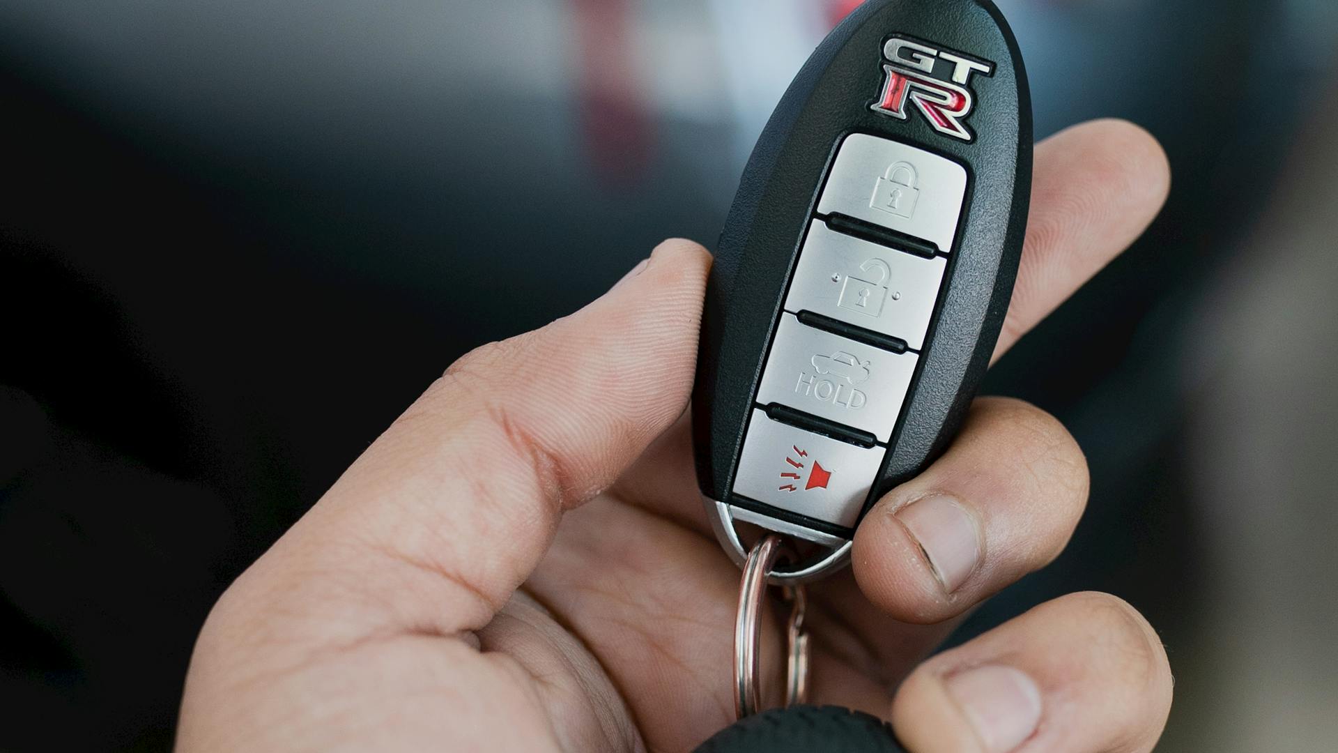 Chaveiro automotivo profissional abrindo veículo em São Paulo