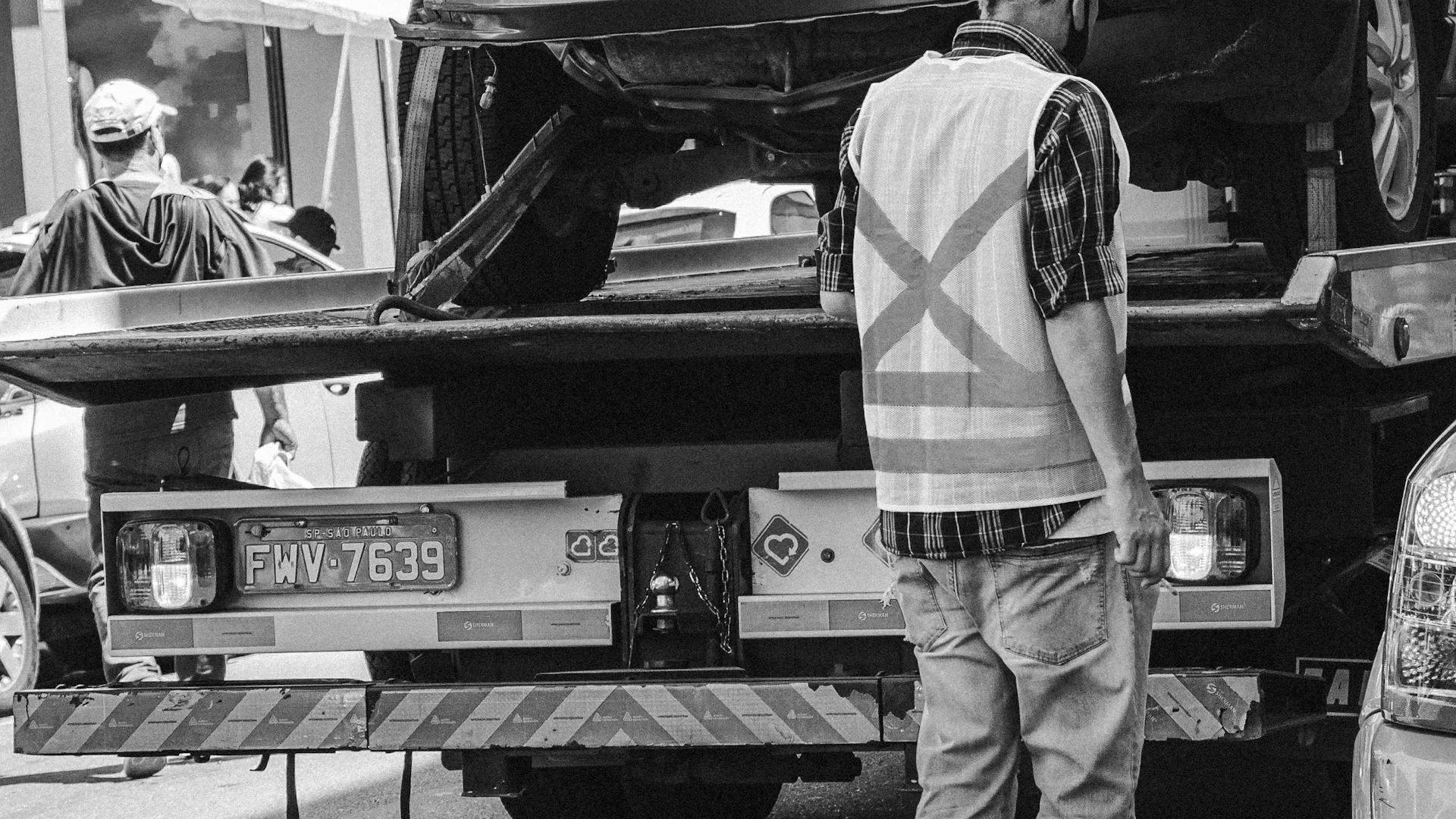 Guincho plataforma transportando veículo em São Paulo