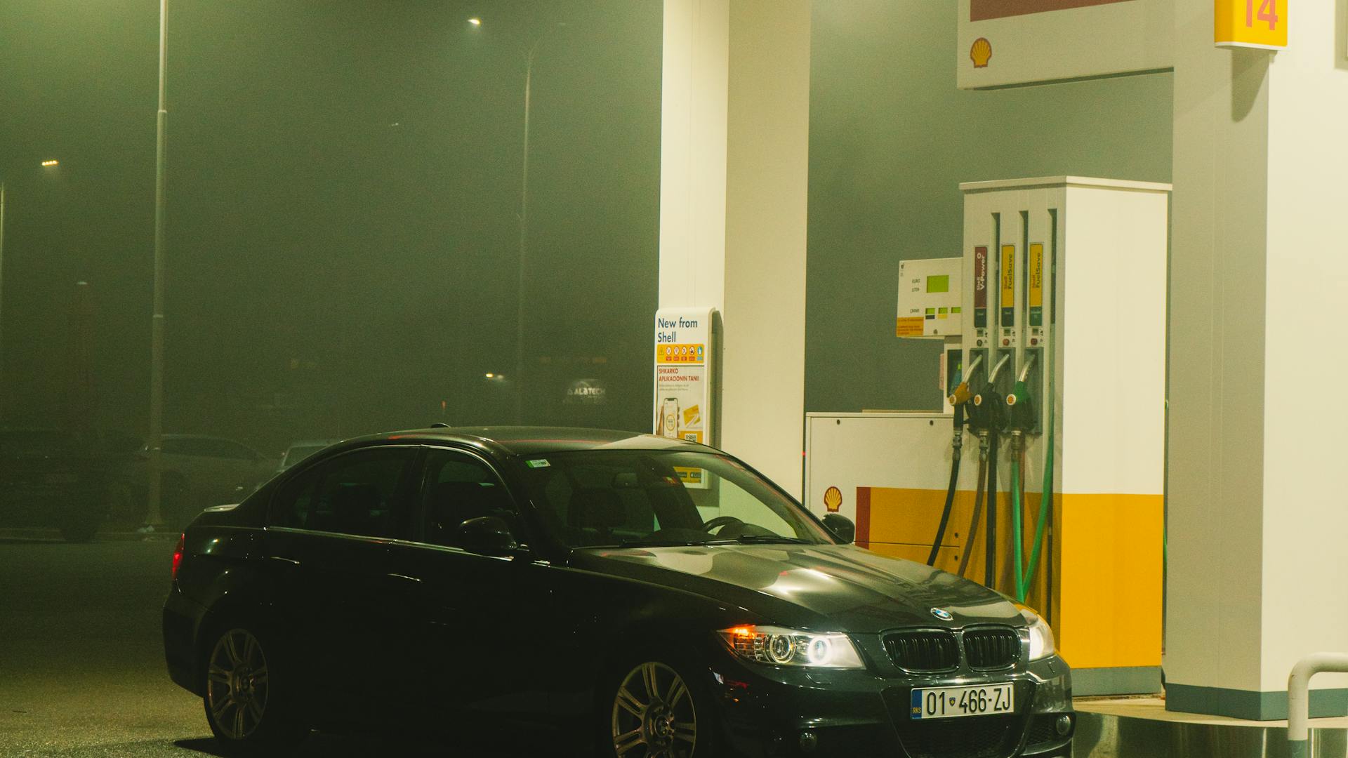 Profissional realizando abastecimento emergencial de veículo em São Paulo