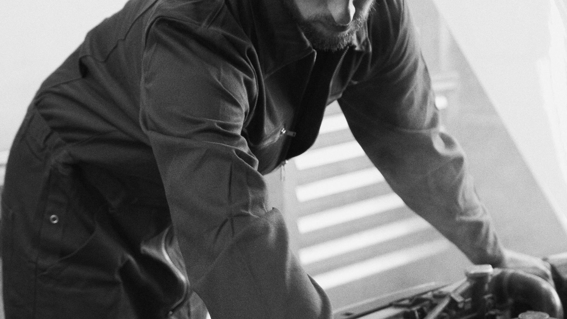 Profissional realizando partida auxiliar em veículo em São Paulo